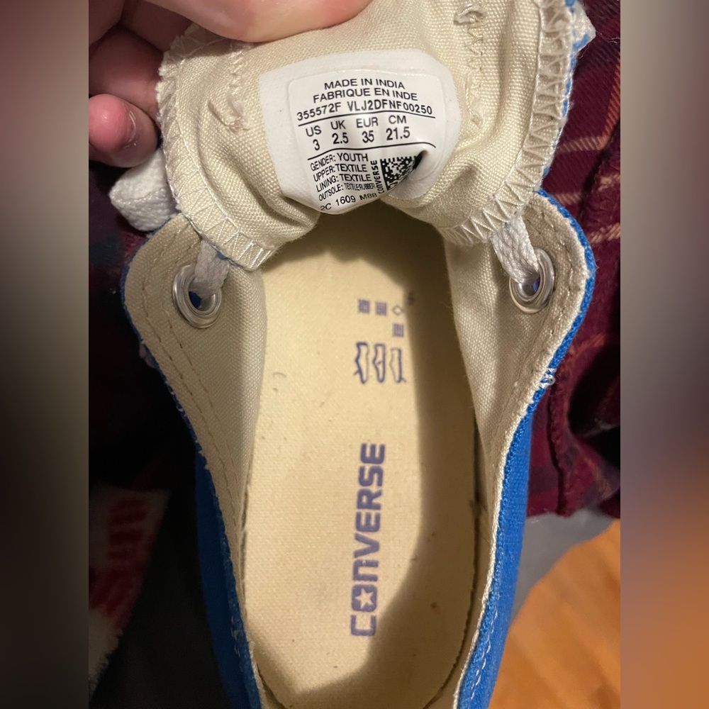 University of Memphis blue converse kids size 3 women’s size 5 shoe!